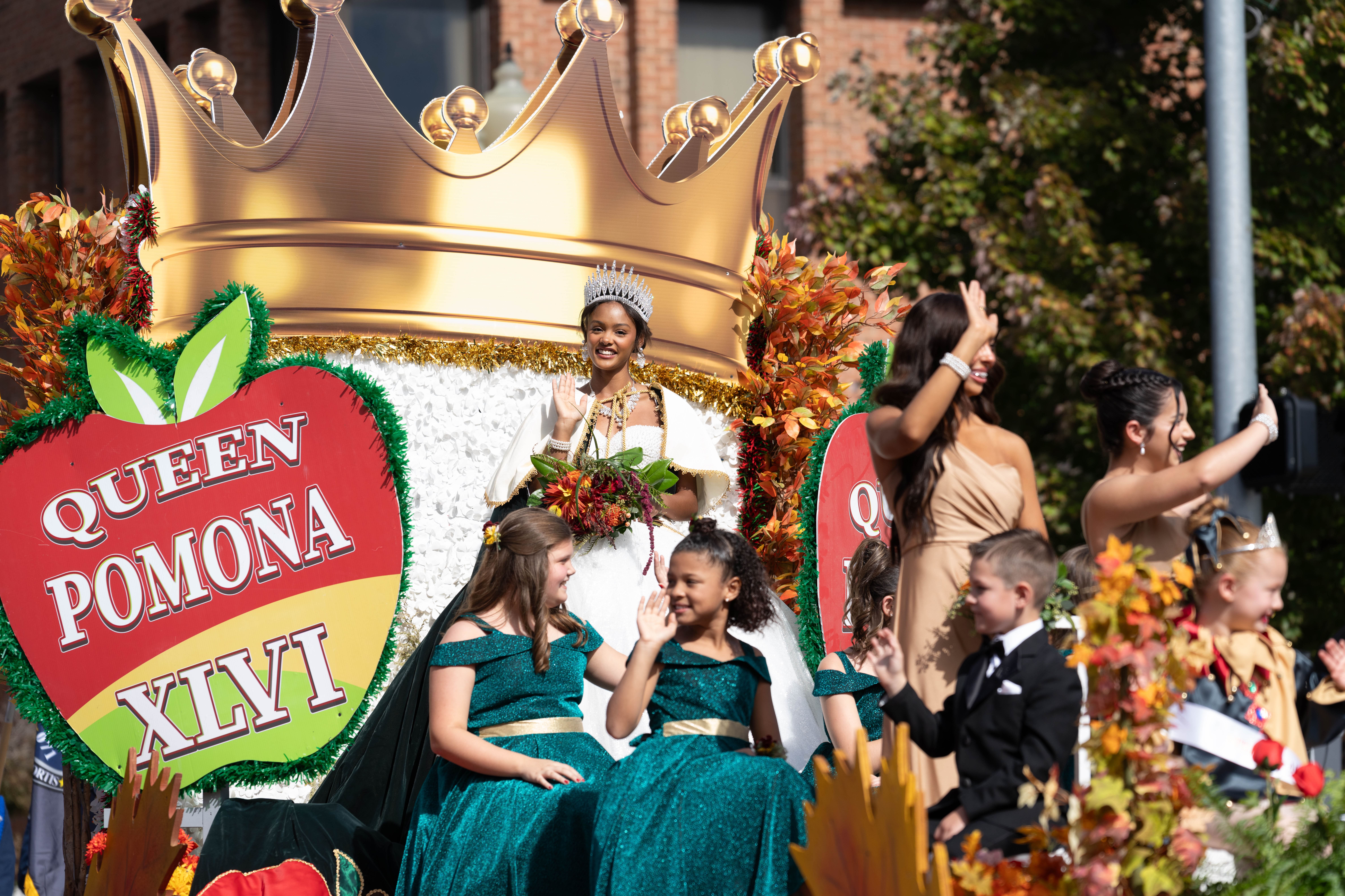 Queen Pomona float in the Grand Feature Parade