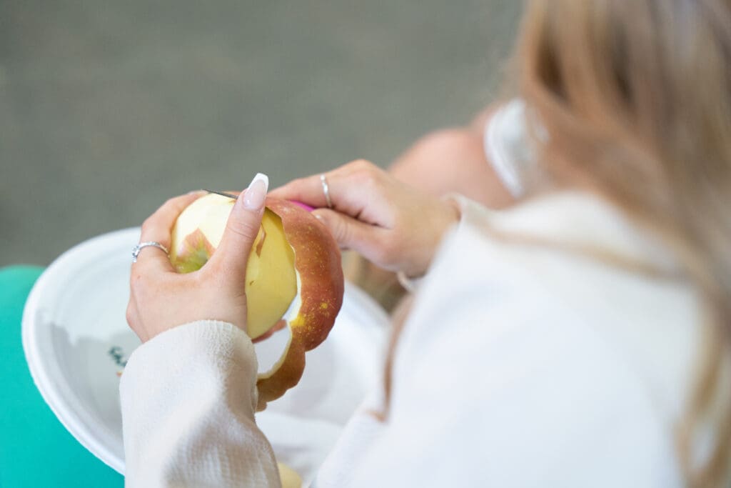 The apple peeling contest
